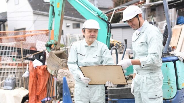 工事現場で作業をしているシニア男性｜埼玉の社労士は福田社会保険労務士事務所