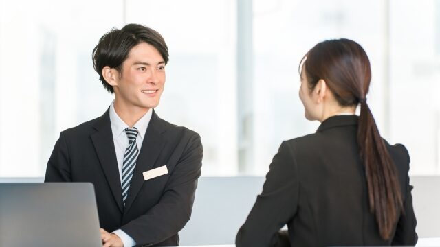 面談をする男女｜埼玉の社労士は福田社会保険労務士事務所