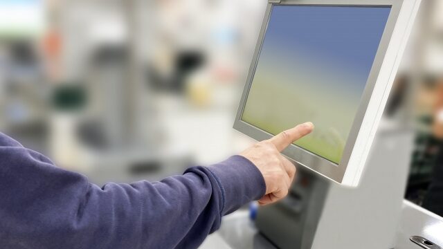 セルフレジを操作している様子｜埼玉の社労士は福田社会保険労務士事務所